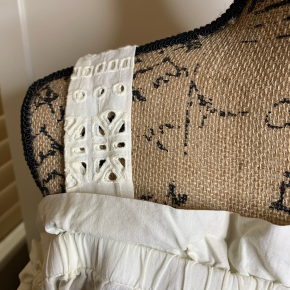 NWOT Vince Camuto Eyelet Cold Shoulder Blouse - Picture 3 of 15